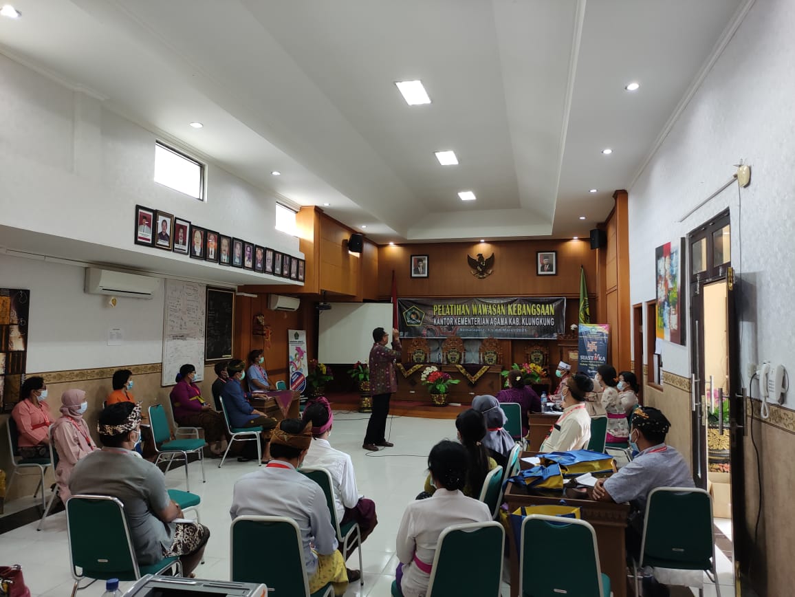 PEMBERIAN MATERI PENINGKATAN DAN PENJAMINAN MUTU PELATIHAN ADMINISTRASI OLEH KEPALA BDK DENPASAR